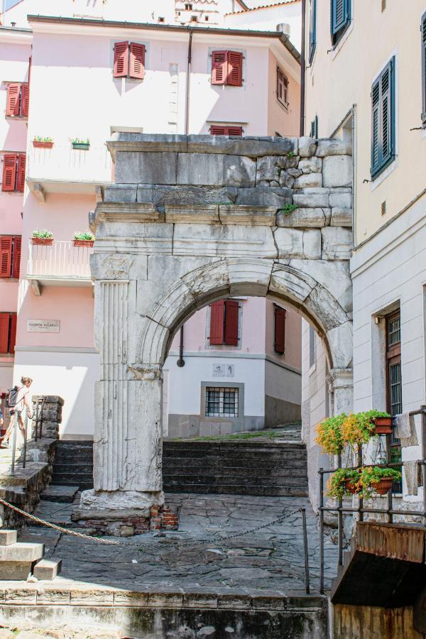 Hotel Capitelli ตรีเอสเต ภายนอก รูปภาพ